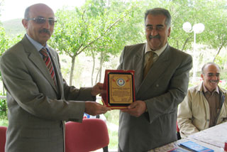 >Palu Ilçe Temsilcimiz Saglam’a Plaket
