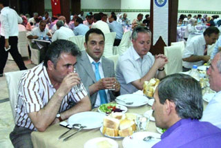 >Üyelerimiz Yilsonu Yemeginde Biraraya Geldi