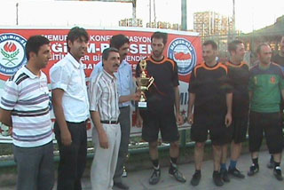 >Turnuvada Dereceye Giren Takimlarin Oyuncularina Kitap Hediye Edildi