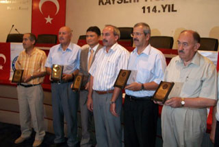 >Basarili Ilçe Milli Egitim Müdürlerine Plaket