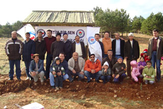 >Bes Dekarlik Alani Sevgi Bahçesine Dönüstürdük