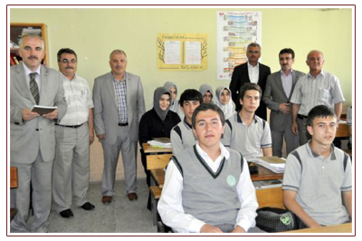 >Şeker, Öğrencilere Kitap Hediye Etti