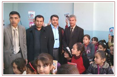 >Suriyeli Öğrencilere Defter ve Kalem Yardımı