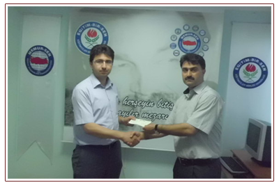 >Trafik Kazasında Hayatını Kaybeden Üyemizin Ailesine 15 Bin TL’lik Sigorta Çeki Takdim Edildi